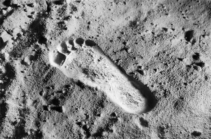 月球上的脚印不会消失吗（不会）