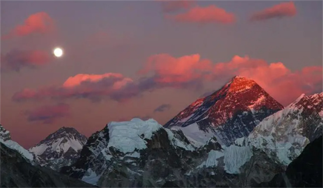 喜马拉雅山为什么没有火山活动（板块碰撞的隆起而看不见）