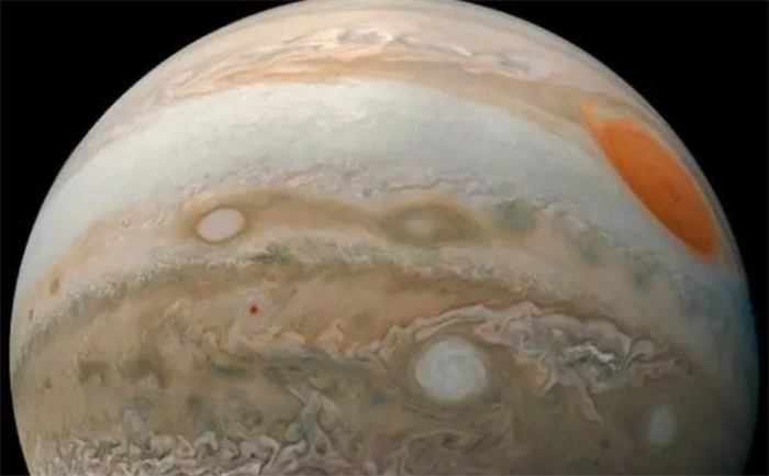 木星之眼大红斑正在发生什么奇特变化（颜色，大小和方向）