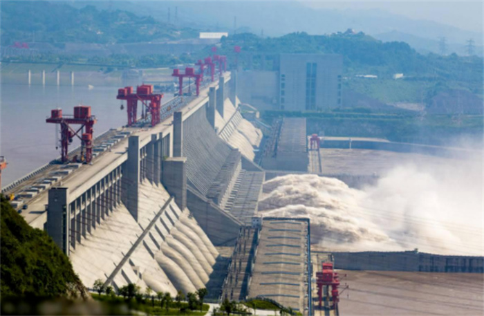 世界最大规模的水利枢纽工程（长江三峡大坝）
