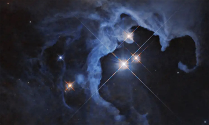 哈勃望远镜看到了一个全新的三体系统（三恒星系统）